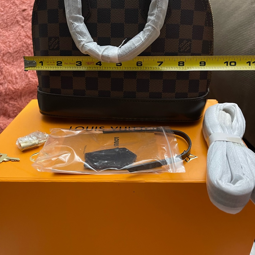 RESERVE Fashion Inspired mini bag❤️❤️😘 - Picture 6 of 15